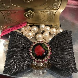 Betsey Johnson pinup rose bow bracelet stretch vintage pinup dollbaby lucite